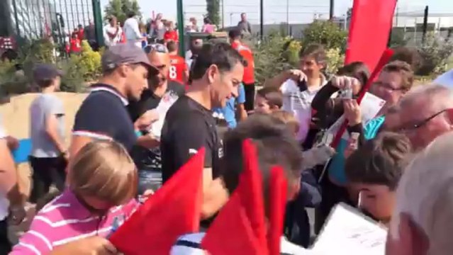 Entraînement délocalisé a Saint-Gilles : Séance de dédicaces