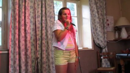 Lola Reva chante "en rouge et noir"