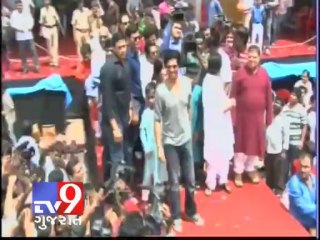 Download Video: Tv9 Gujarat - Shah Rukh Khan at Dahi Handi celebration in Ghatkopar, Mumbai