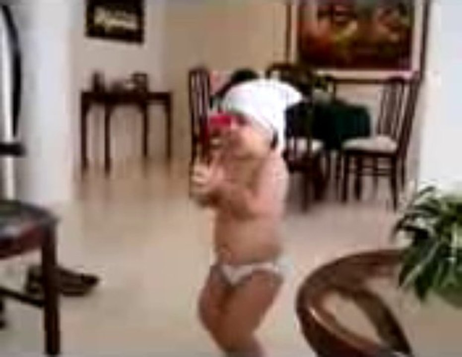 Baby shakira dancing / un bébé danse sur shakira