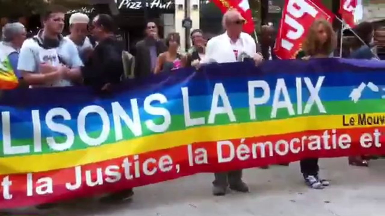 Rassemblement contre la guerre en Syrie, le 29 août 2013, à la fontaine des Innocents, à Paris.