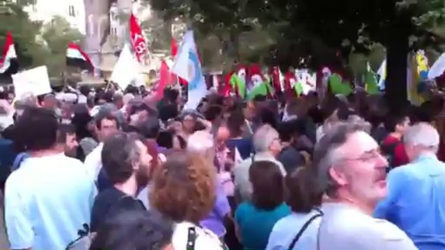 Rassemblement contre la guerre en Syrie, fontaine des Innocents à Paris. Vue d'ensemble.