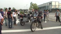 Motoqueiros cruzam fronteira entre as Coreias