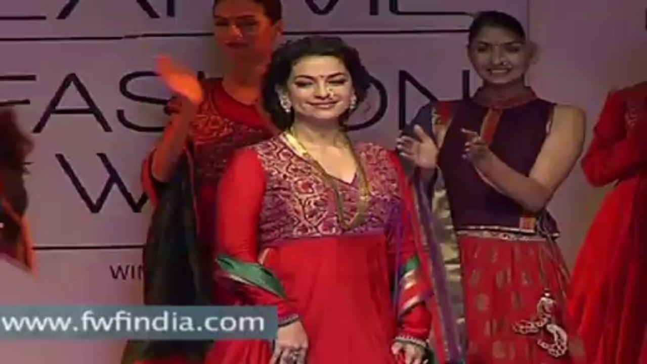 juhi chawla walks on ramp for Indian textile day workshop -2013