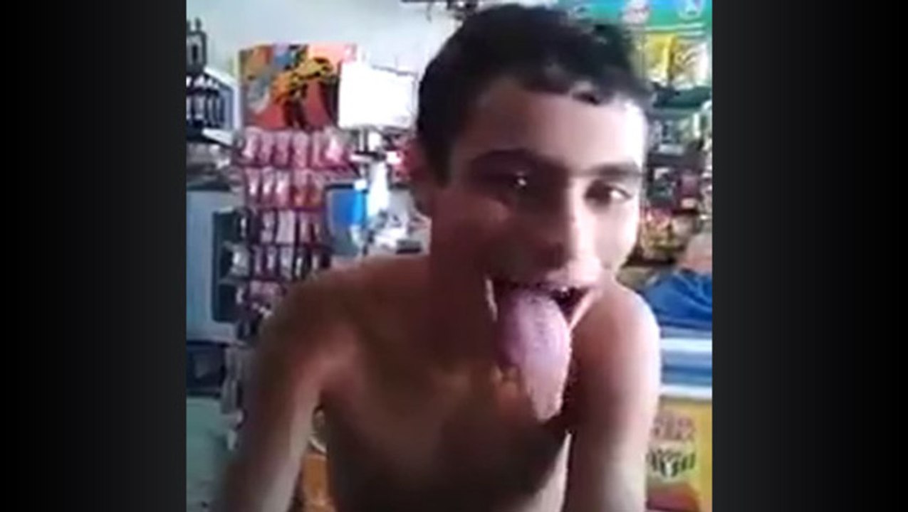 Homme lézard à grosse langue