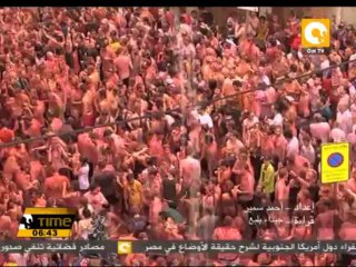 عشرات الآلاف من المواطنين الإسبان يشاركون في مهرجان الطماطم