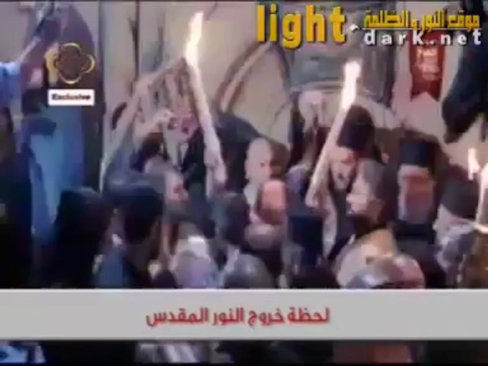 Scène de la sortie de la Sainte Lumière du tombeau du Christ à l'Église du Saint-Sépulcre à Jérusalem 04/05/2013