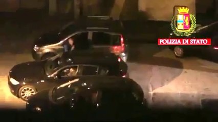 Napoli - Spacciatori in azione a Scampia (04.05.13)