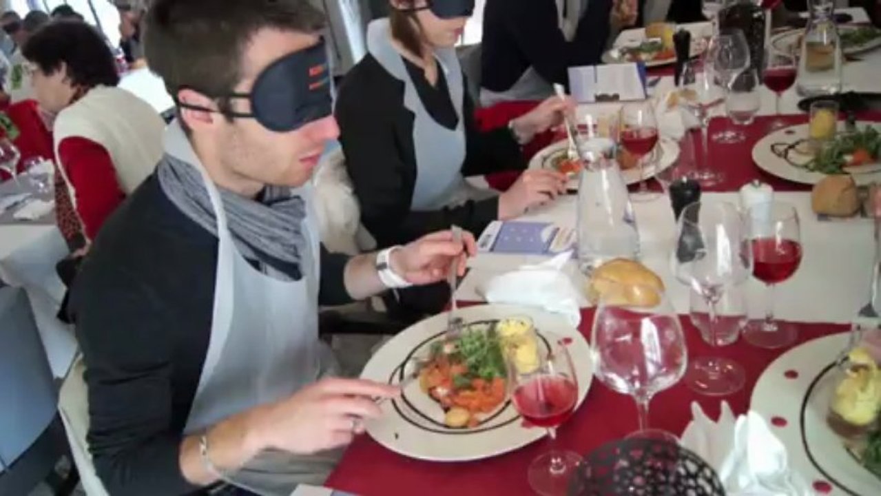REPAS A L'AVEUGLE