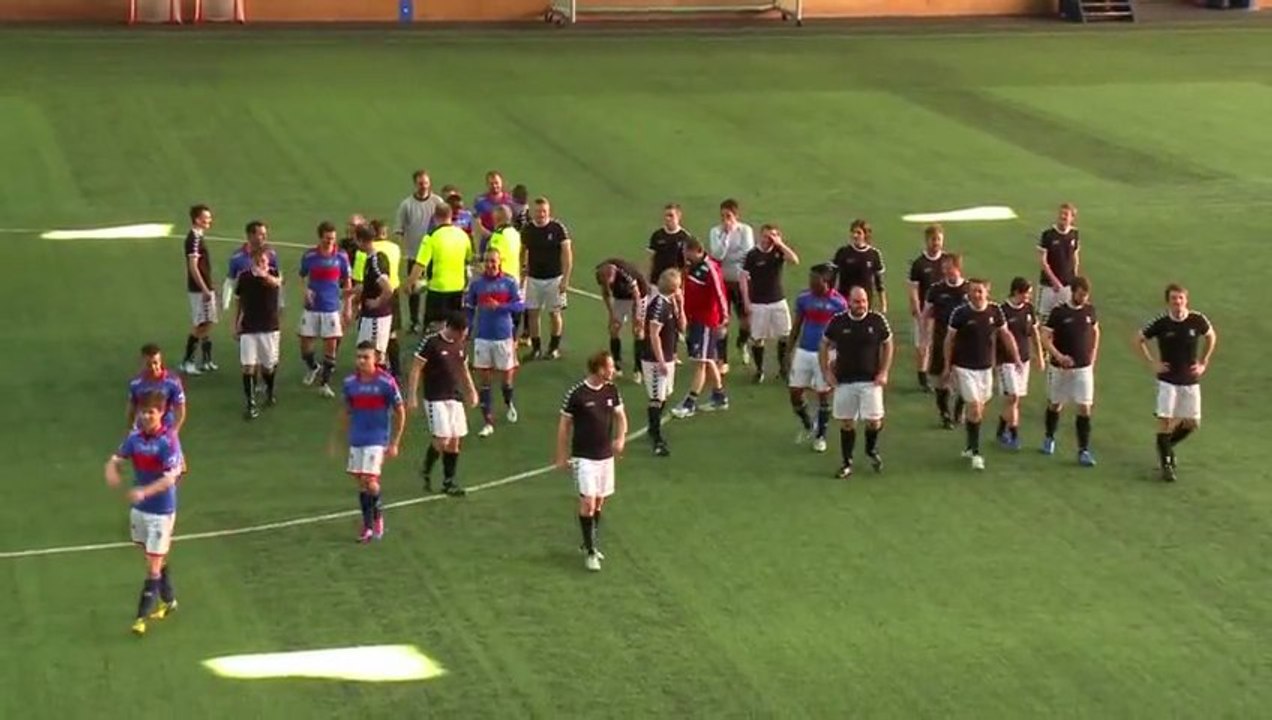 Insolite : quand 11 pros affrontent 22 joueurs !