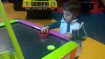 Çınar babasıyla air hockey oynuyor