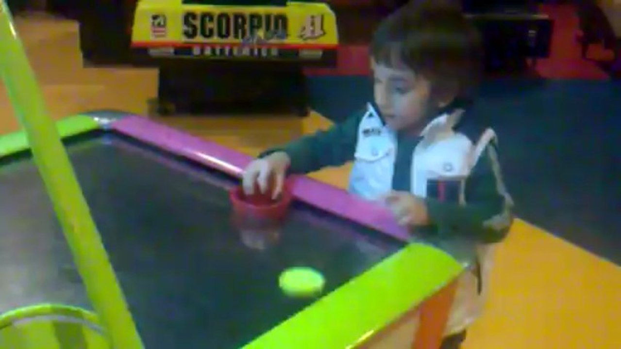 Çınar babasıyla air hockey oynuyor