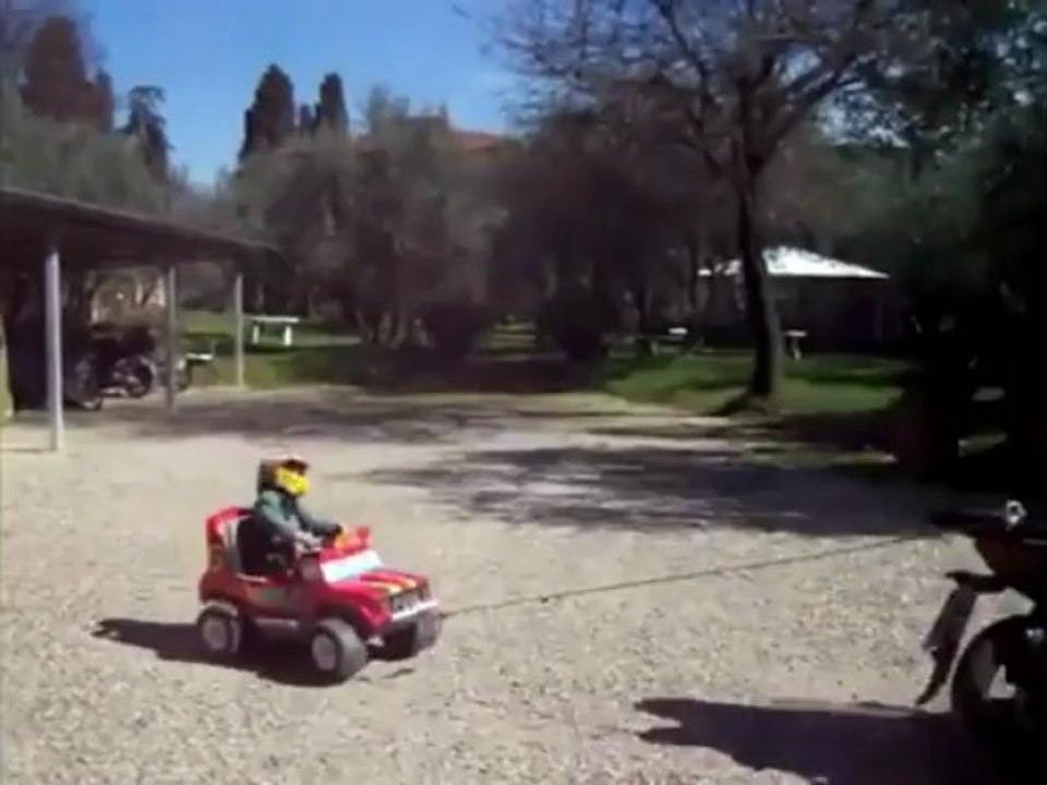 Papa offre un accident à son fils