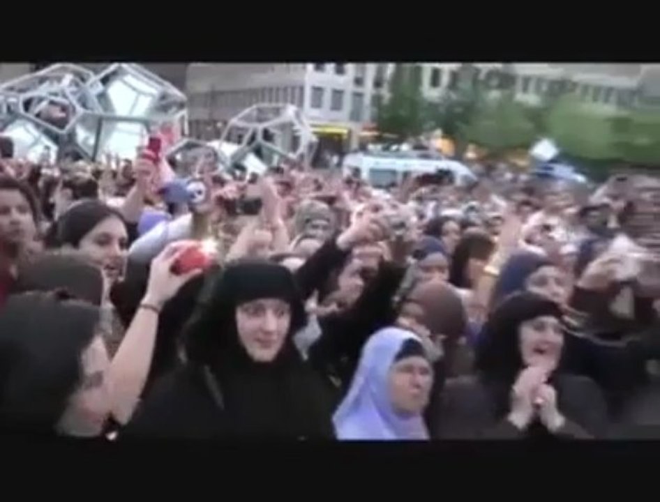 كلمة الله أكبر تعلو في وسط الشارع في ألمانيا ..من يريد أن يسلم؟
