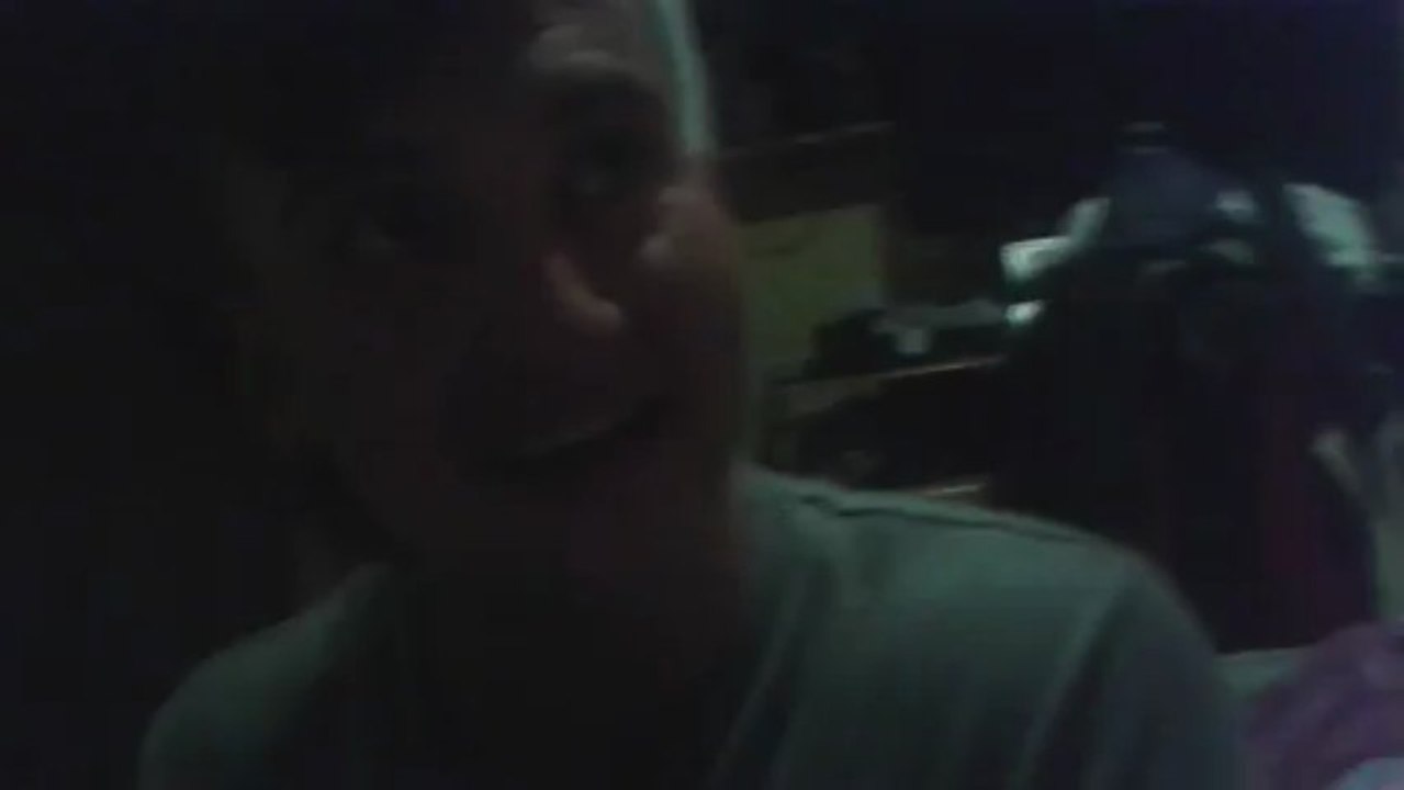 Pijany gość po zjedzeniu orzeszków chili