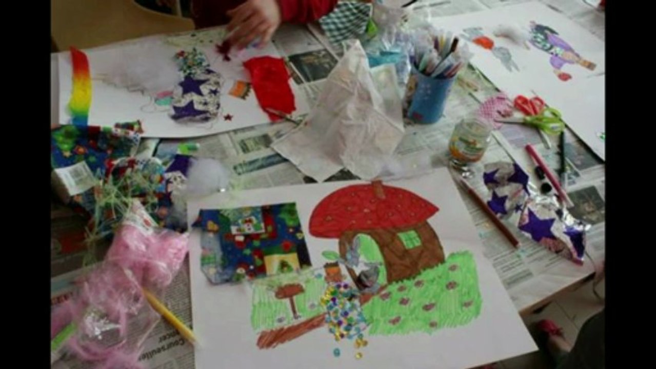 A la bibliothèque, nous avons transposé l’album La petite poule noire en kamishibaï