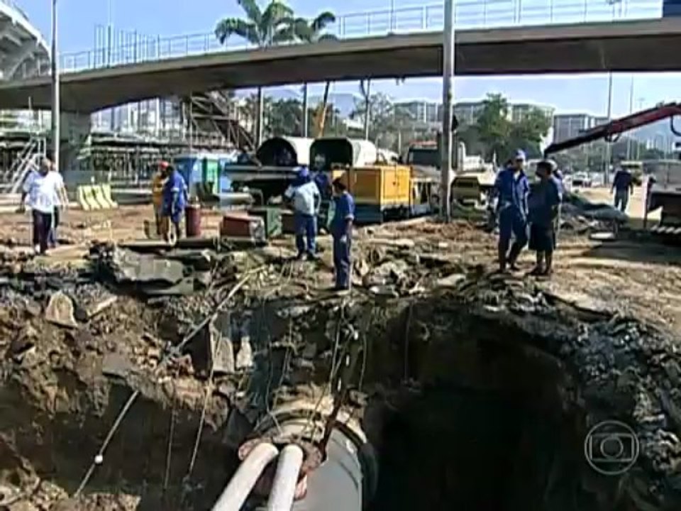 Rompimento de tubulação cria piscina em frente ao Maracanã