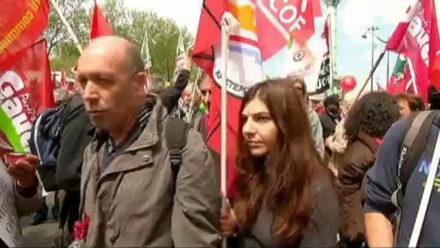 Kemer sıkma politikaları Paris'te protesto edildi