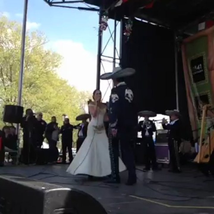 Danna Garcia cantndo con Jorge Salinas en NY