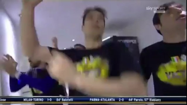 Les joueurs de la Juve poussent Conte dans le bain !