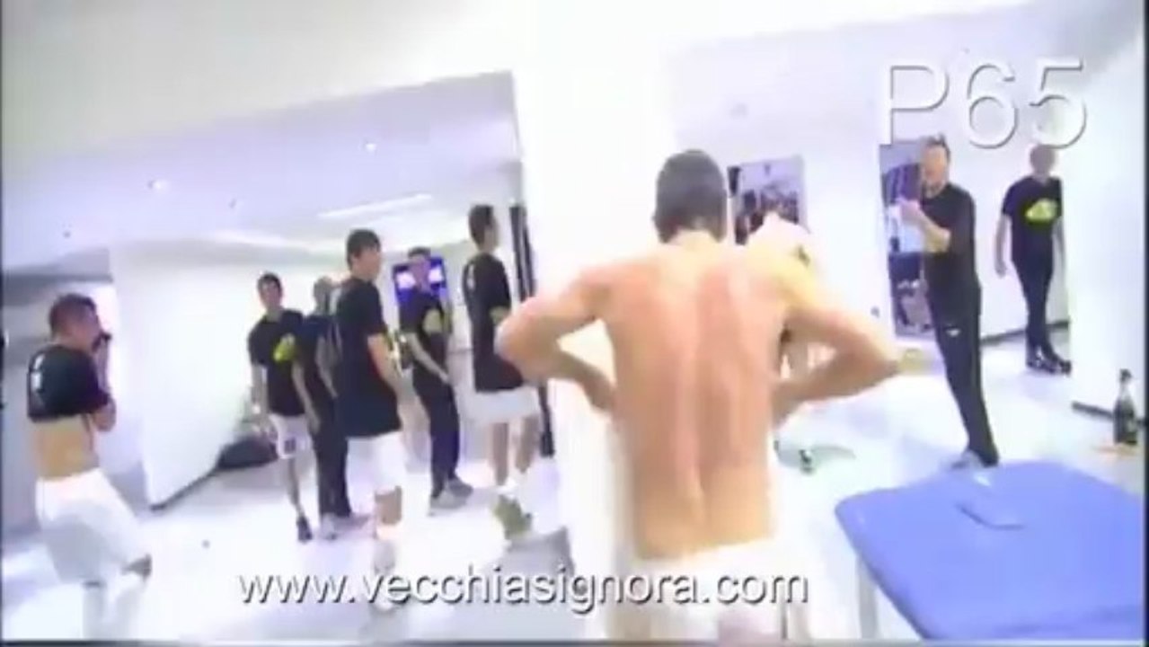 Antonio Conte est balancé dans l'eau froide par ses joueurs