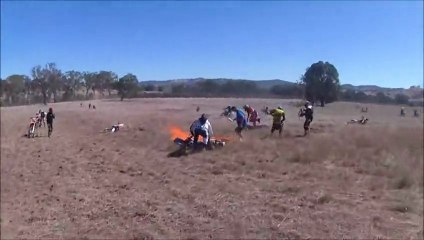 Une motocross met le feu à un champ