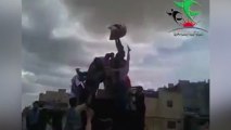 Les rebelles syriens décapitent une statue de Hafez Al-Assad