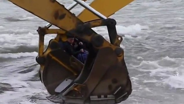 Traverser une riviere dans deux excavatrices