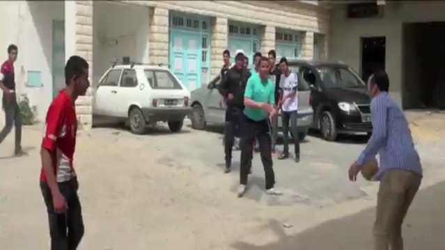 Anouar Ayed marque un joli but face à des jeunes dans les rues de Moknine
