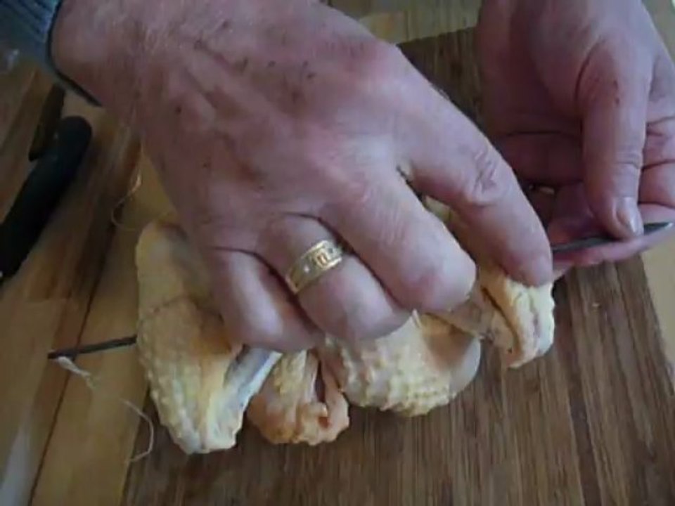 ficeler un poulet en bride