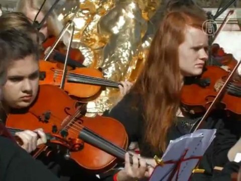 Сезон фонтанов в Петергофе открывает оркестр из Голландии