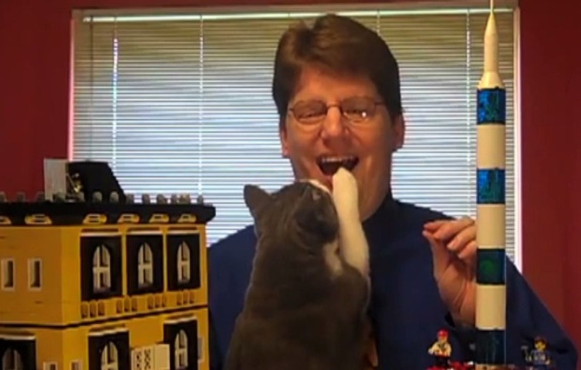 Un chat provoque un énorme fou rire sur un tournage de pub !