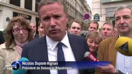 Dupont-Aignan offre symboliquement des lunettes à Hollande