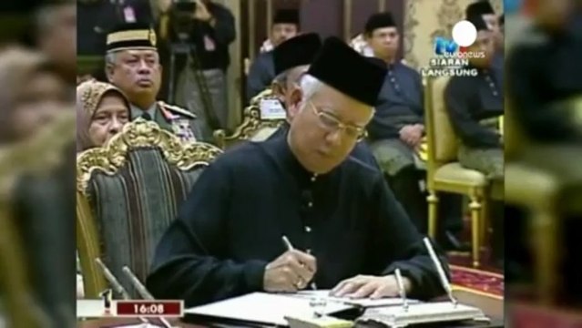El primer ministro de Malasia jura su cargo entre...