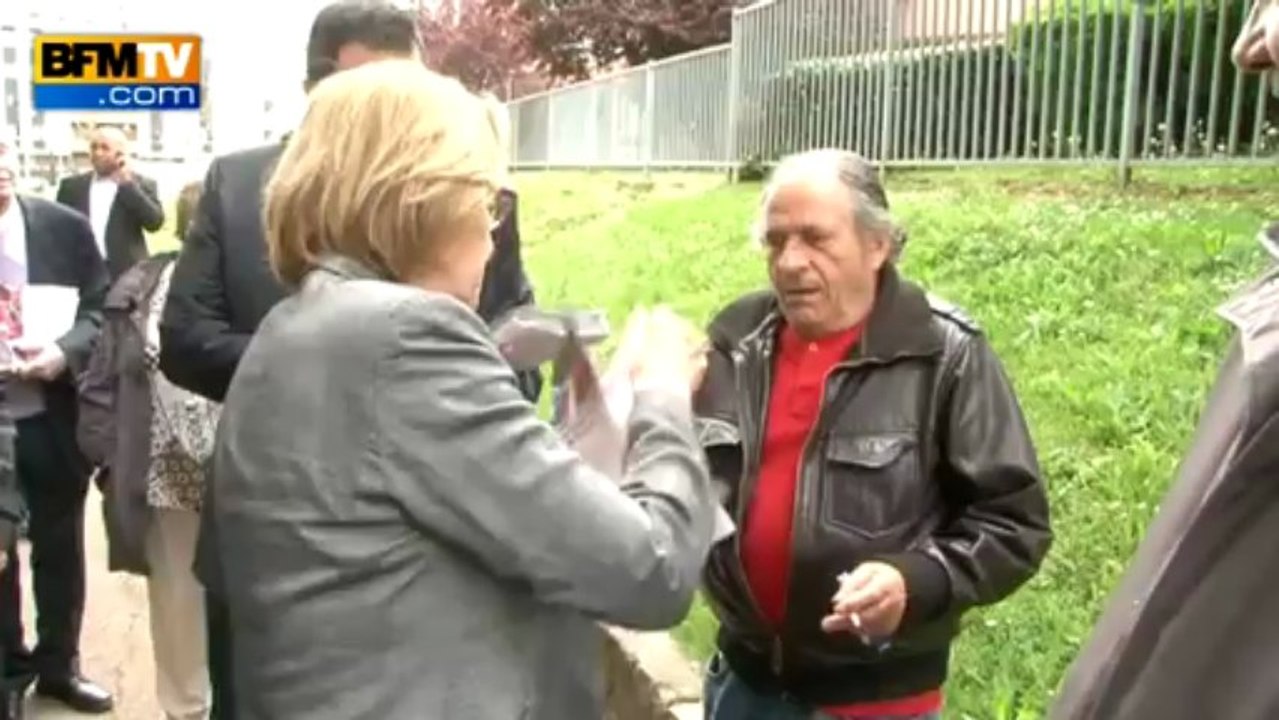 Marylise Lebranchu fait du porte-à-porte à Sarcelles - 06/05