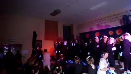 Juju danse pour le plaisir de tous.  t'es le meilleur mon Juju.