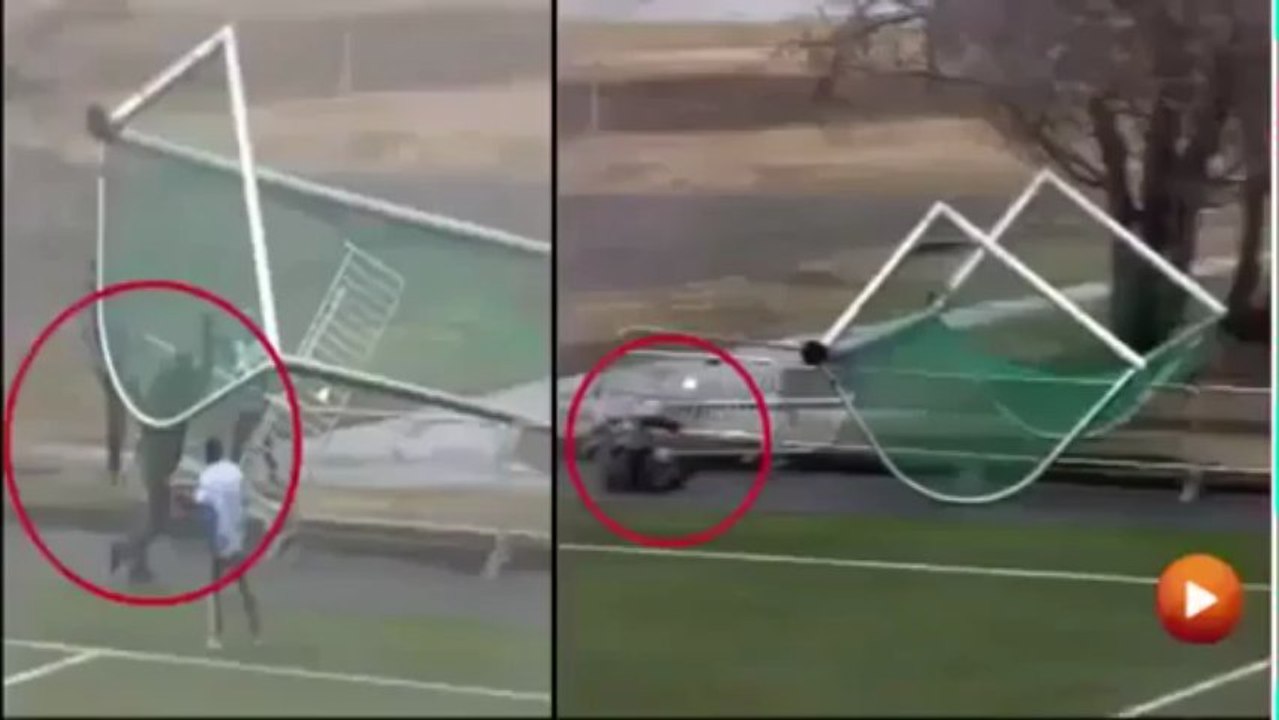 Les buts se détachent à cause du vent