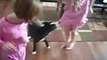 Chat protège une fille d'un chien
