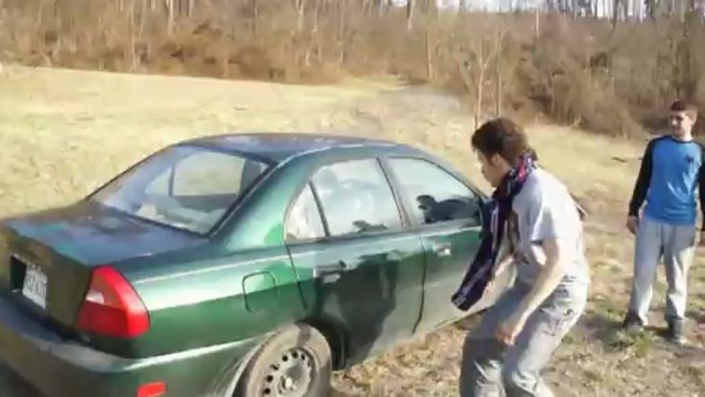 Casser une vitre de voiture avec la tête