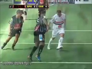 Denilson'dan bir bacak arası daha