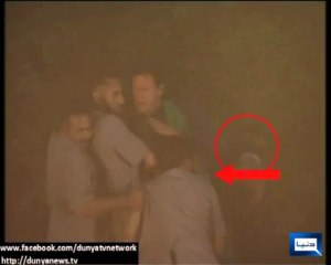 عمران خان کو دھکا دینے والا کون؟