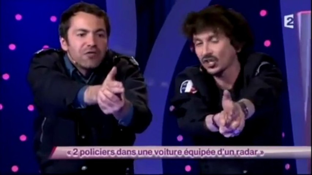 Arnaud Tsamere - 2 Policiers Dans Une Voiture Équipée D'un Radar