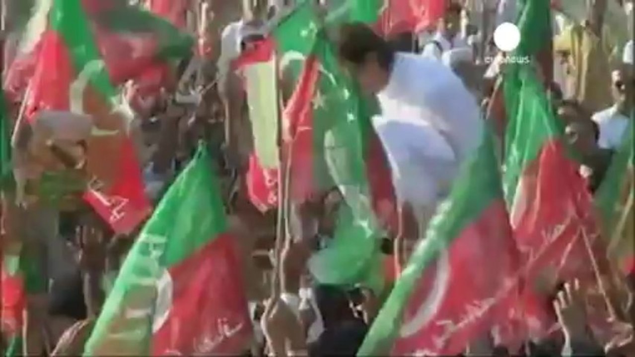 El candidato paquistaní Imran Khan resuta herido al...