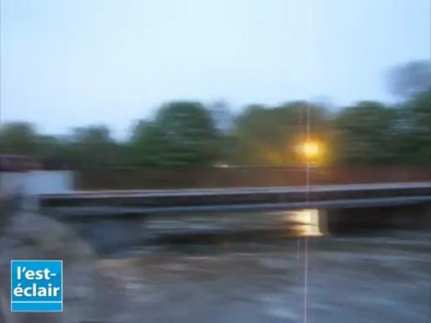 Au déversoir de Saint-Julien-les-Villas, l'eau devient torrent