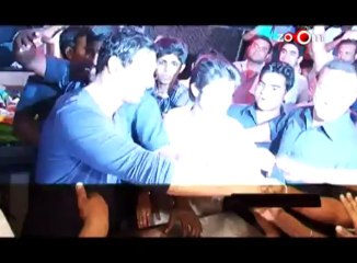 John gets mobbed because of Sunny's fan-following