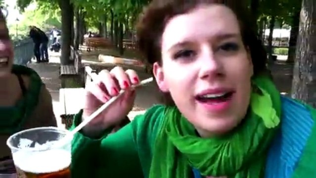 Boire par l'oreille avec une paille