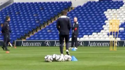 AVB ataca a Szczesny