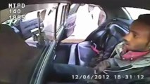 Un homme sort un pistolet dans une voiture de police