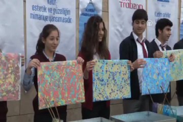 Yüz öğrenci aynı anda ebru yaptı