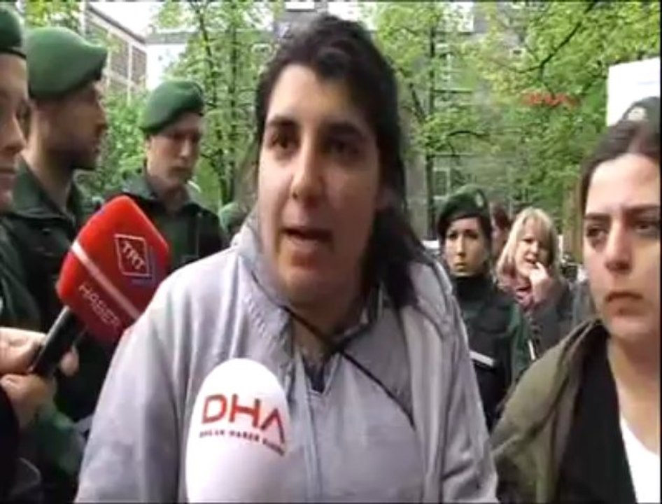NSU davasnda mahkeme onunde protesto-20130506